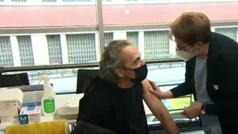 José Coronado anima a vacunarse tras hacerlo él con AstraZeneca: "Fiémonos de nuestra sanidad, que es una de las mejores del mundo"- RTVE.es - Informativo 24h | Ver