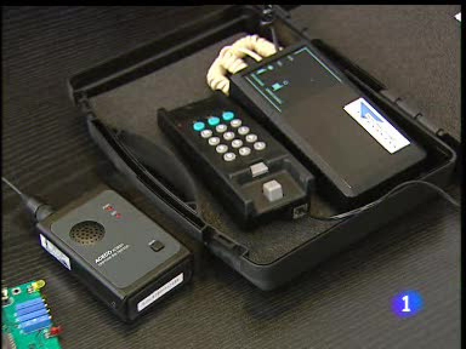 Los teléfonos criptográficos permiten guardar el secreto de las comunicaciones porque impiden que puedan ser interceptado el contenido de las comunicaciones. Unos 70.000 usuarios usan en España este tipo de teléfonos. Políticos, embajadas, empresas que quieren evitar el espionaje industrial, e incluso la Moncloa, que tiene uno de comunicación directa con la Casa Blanca.