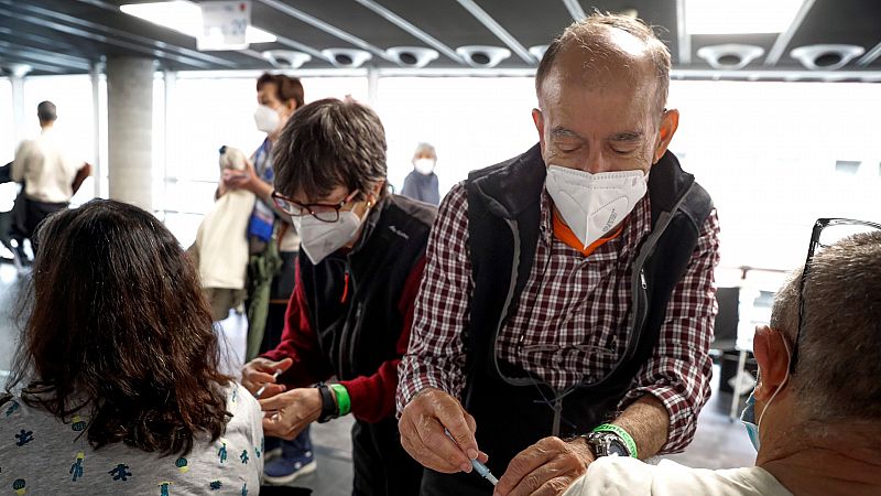 Sanitarios jubilados se reincorporan al trabajo para ayudar en la vacunación