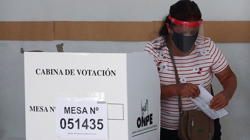 Los peruanos acuden a las urnas con el país sumido en una profunda crisis política por corrupción