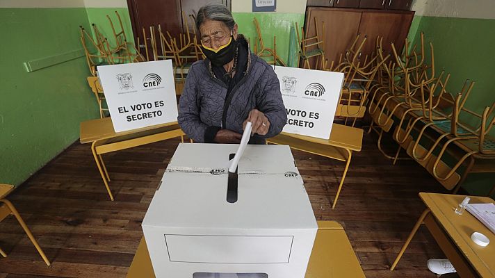 Telediario 1 - Los ecuatorianos acuden a las urnas para elegir en segunda vuelta al nuevo presidente