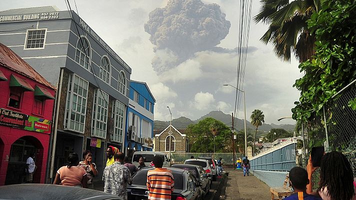La ceniza del volcán La Soufrière cubre por completo la isla de San Vicente