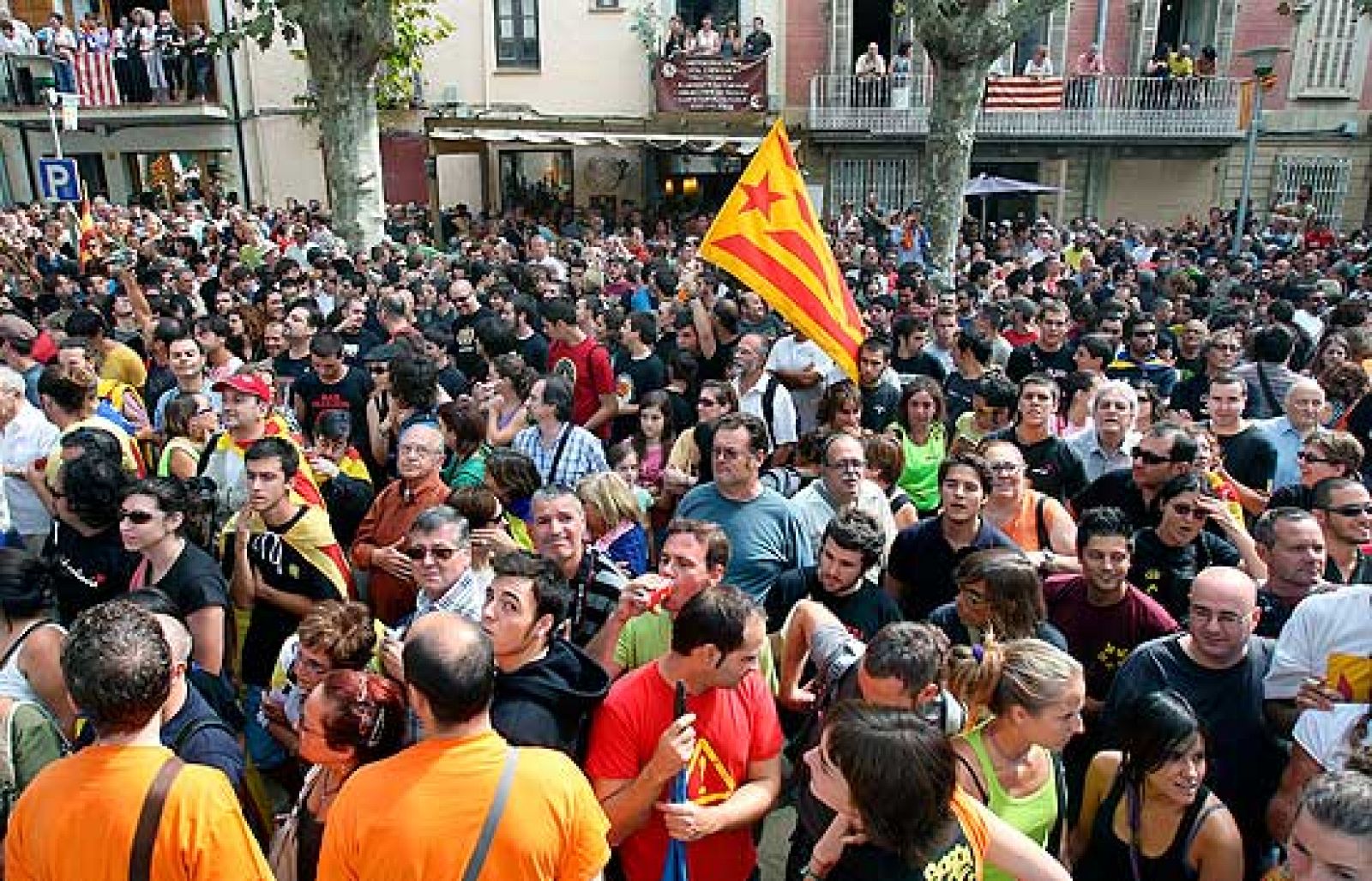 La localidad barcelonesa de Arenys de Munt ha celebrado este domingo una consulta sobre la indepencia catalana, no vinculante y sin la organización del ayuntamiento por decisión judicial. A mediodía, un grupo de falangistas se ha manifestado por la unidad de España y no se han registrado incidentes.