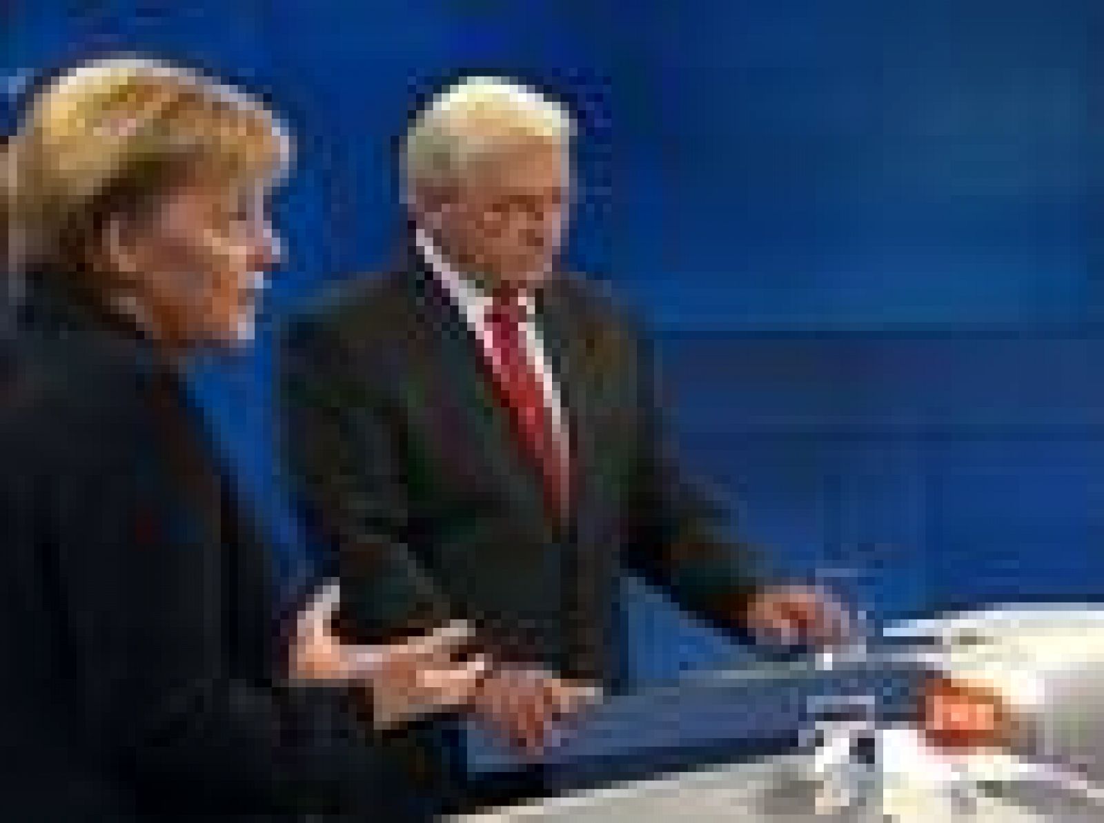 Los líderes de los dos grandes partidos alemanes, Angela Merkel (CDU, derecha) y Frank-Walter Steinmeier (SPD, centro-izquierda) se han enfrentado en un debate televisado de cara a las próximas elecciones legislativas. Sin embargo, han preferido defender su labor en la gran coalición como candiller y vicecanciller.  