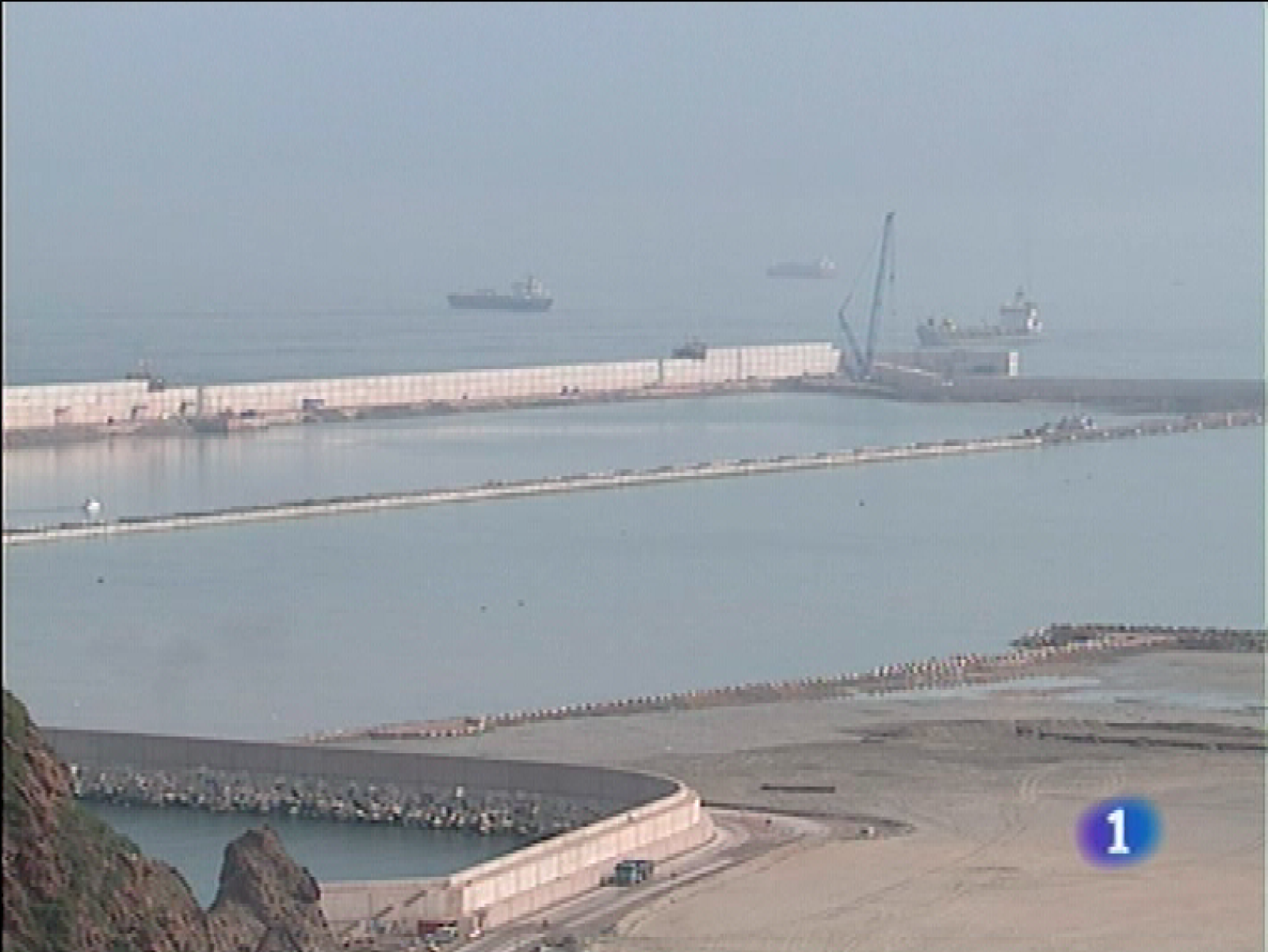  Previsiones optimistas sobre la finalización del superpuerto del Musel tras la colocación del último cajón del dique norte. Todo el esqueleto de la ampliación está terminado, y se estima que los rellenos y espaldones se concluirán para octubre del año próximo. Las vacunas contra la gripe A llegarán en noviembre, y no serán incompatibles con las de la gripe común. El Principado ha enviado a los centros escolares una guía de actuación para hacer frente al virus.