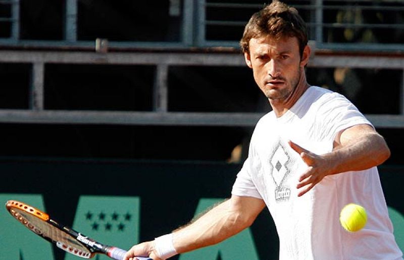 El equipo español de Copa Davis ya se entrena en Torrepacheco, en Murcia, para preparar las semifinales, este fin de semana, ante Israel. La novedad es la presencia de Juan Carlos Ferrero, que sustituye a Rafa Nadal.