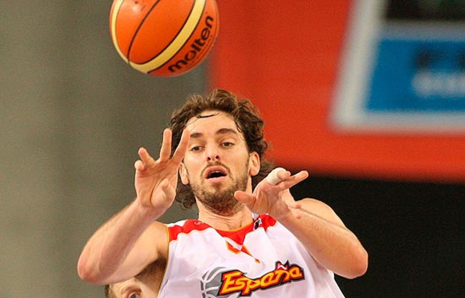 Pau Gasol se ha mostrado satisfecho con la victoria de la selección en el Eurobasket, ante Lituania (84-70), y ha asegurado que España "ha recuperado su juego". Ricky Rubio ha destacado el juego en equipo y Rudy Fernández el trabajo defensivo.