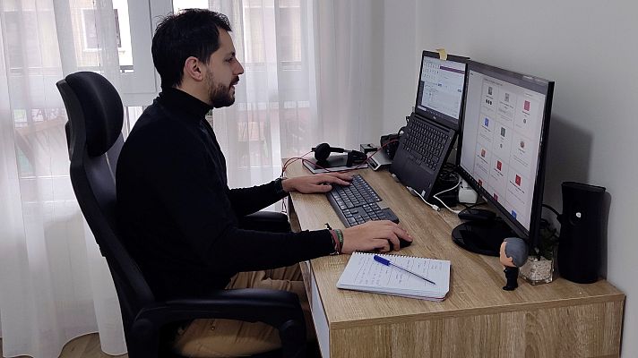 Telediario 1 - Más de 200.000 funcionarios del Estado podrán teletrabajar tres días a la semana