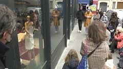 El teatro francés se reinventa con obras en los escaparates de las tiendas
