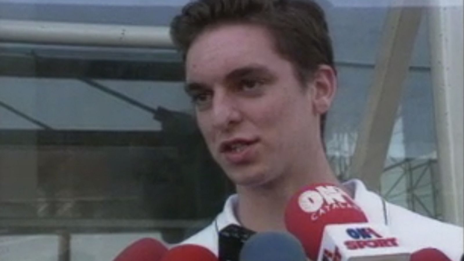 Pau Gasol vuelve a España tras el Draft de la NBA (2001) - Deportes en el Archivo de RTVE | Ver