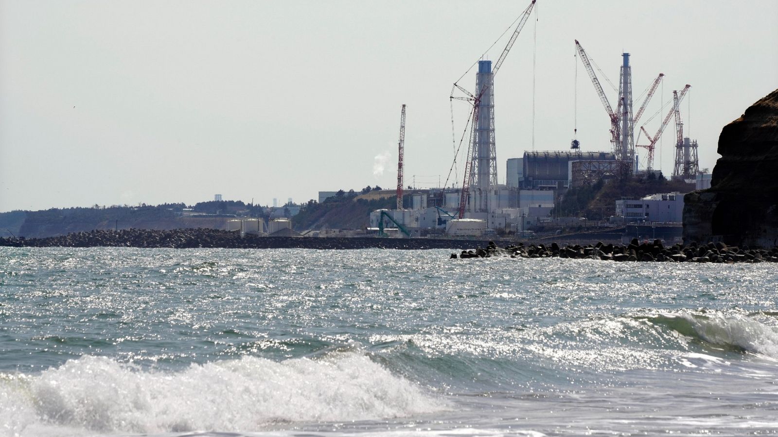 Japón decide verter al Pacífico el agua procesada de la central nuclear de Fukushima