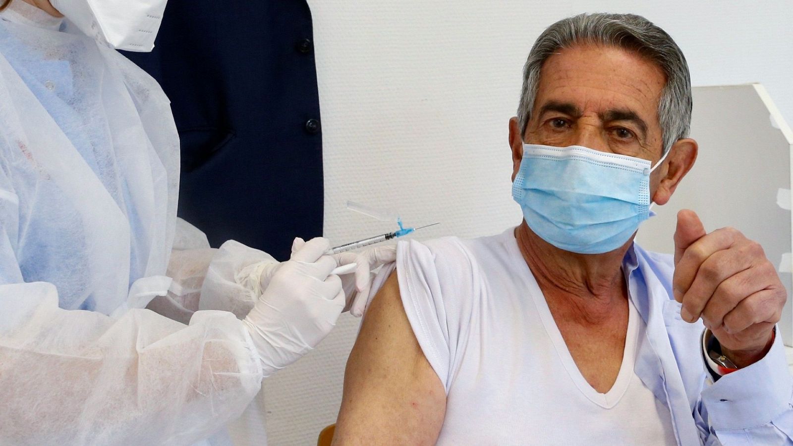 Miguel Ángel Revilla, tras vacunarse: "No tengo miedo a la AstraZeneca"
