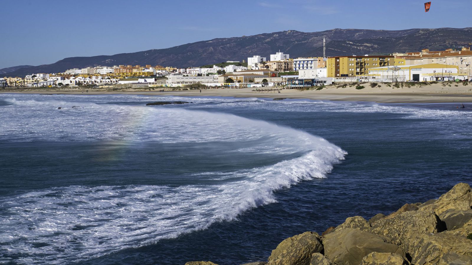 Viento fuerte en el área del Estrecho e intervalos de fuerte en Alborán - Ver ahora