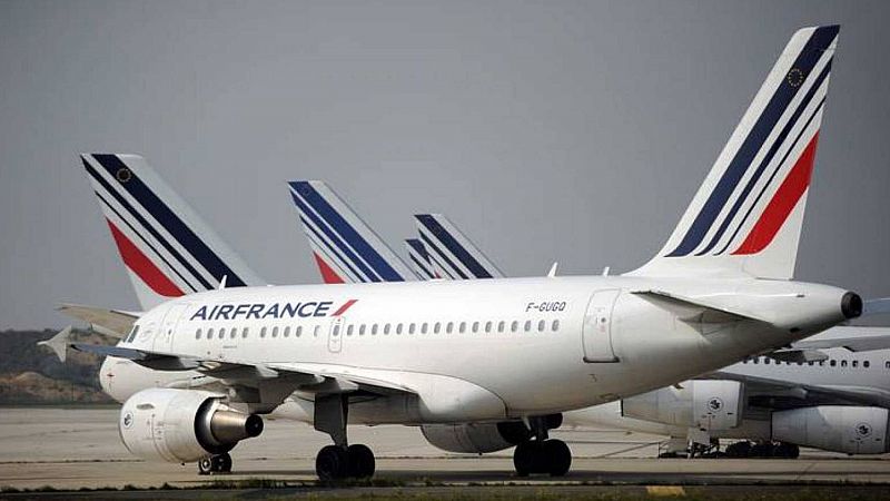 Francia prohíbe los vuelos domésticos que se puedan realizar en menos de dos horas y media en tren