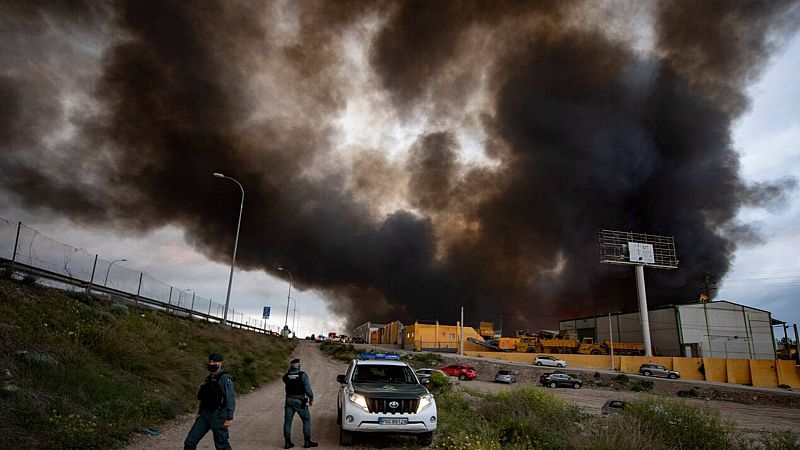 Un incendio en Sesea (Toledo) produce una nube de humo visible en Madrid