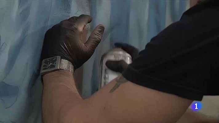 Telediario 1 - Un artista argentino triunfa con sus retratos de Maradona