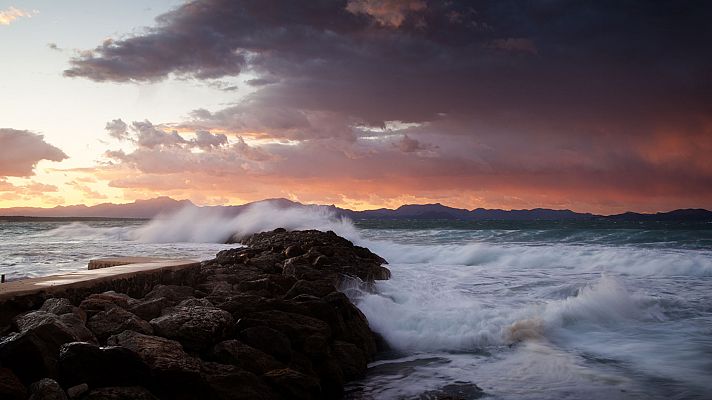 Viento fuerte en el Estrecho e intervalos de fuerte en Alborán y norte de Galicia