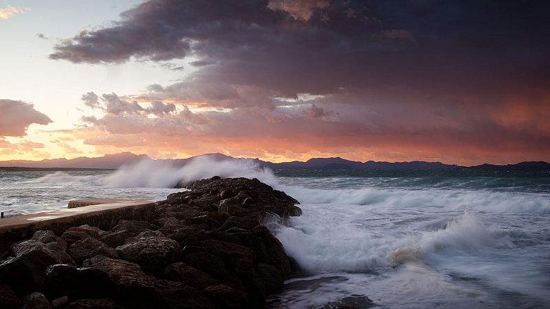 Viento fuerte en el Estrecho e intervalos de fuerte en Alborán y norte de Galicia - Ver ahora