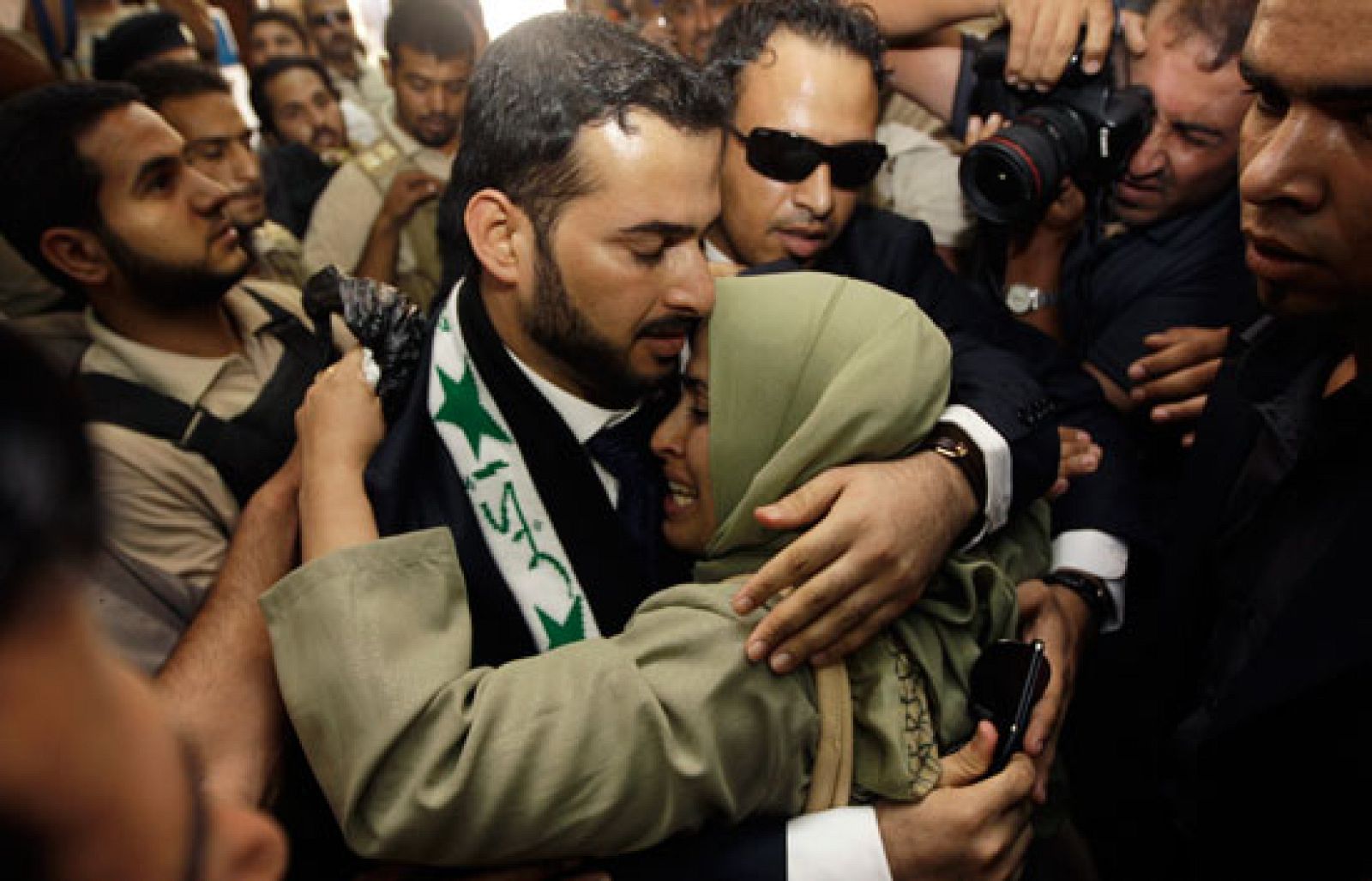 El periodista iraquí condenado por lanzar sus zapatos a George Bush ha salido de prisión denunciando torturas.