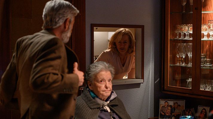 Cuéntame cómo pasó - Antonio Alcántara sorprende a Merche con un pijama nuevo