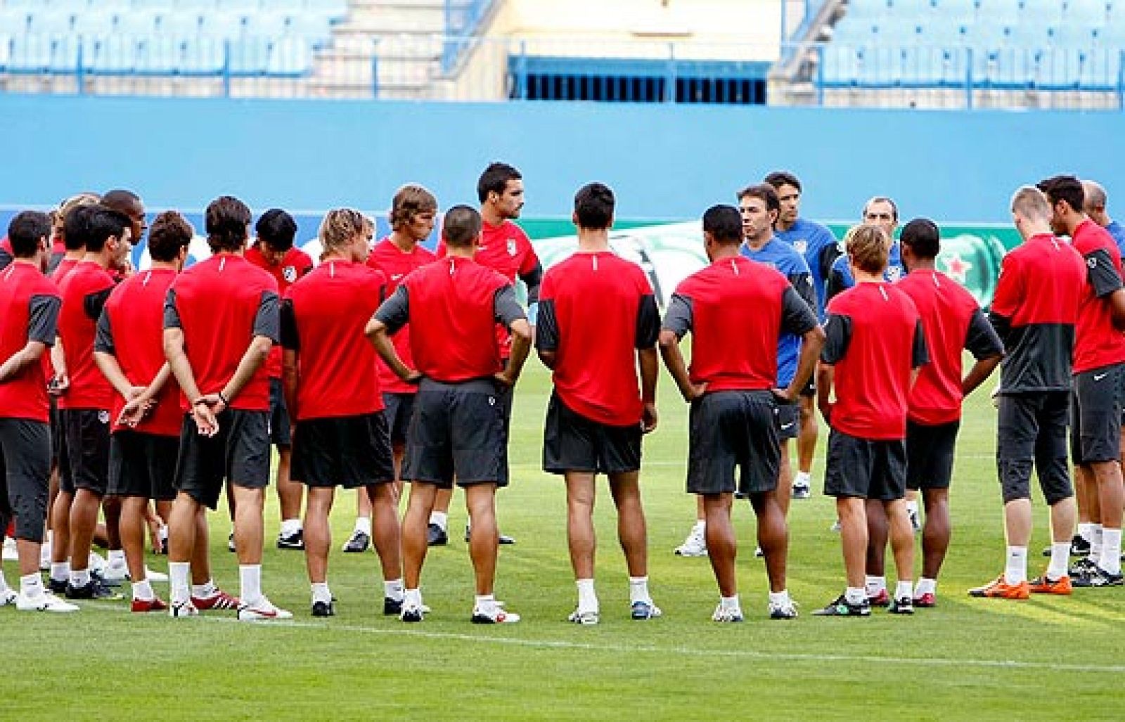 El Atlético de Madrid a la espera de resarcirse ante el Apoel de Nicosia de la racha de malos resultados en el inicio de la Liga.