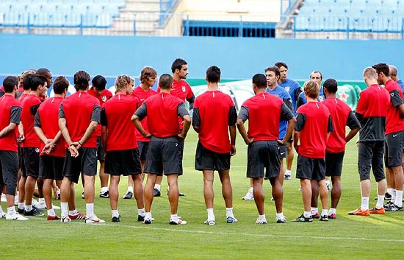  El Atlético de Madrid a la espera de resarcirse ante el Apoel de Nicosia de la racha de malos resultados en el inicio de la Liga.