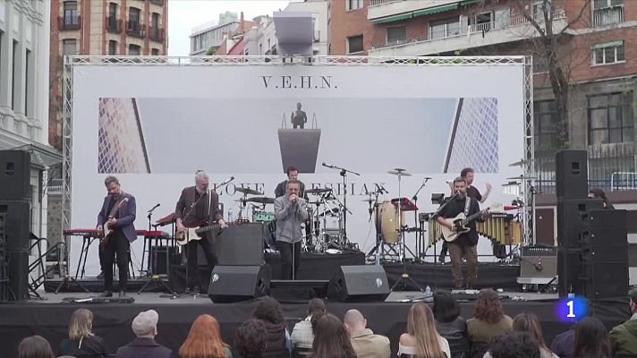 Telediario 1 - Love of Lesbian presenta su nuevo álbum en Madrid: 'Viaje épico hacia la nada'