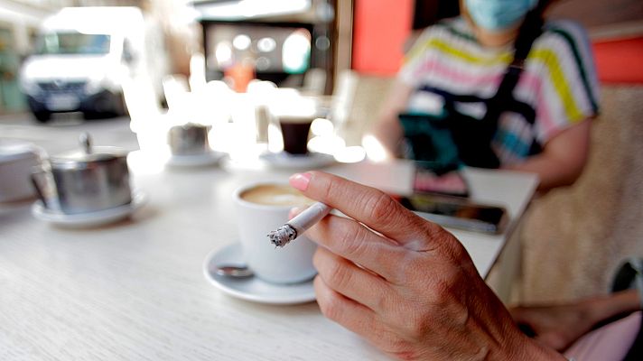 Informativo 24h - Sanidad continúa evaluando la prohibición de fumar en terrazas por el coronavirus