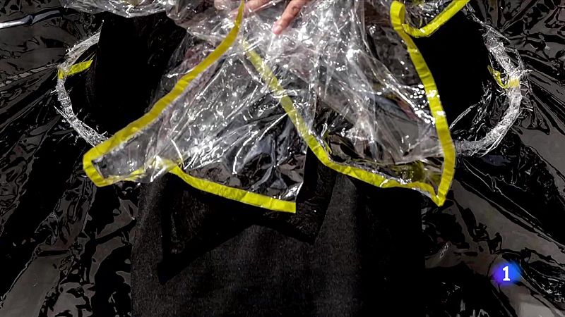 'El primer abrazo de la pandemia' del danés Mads Nissen gana el premio a la foto del año en el World Press Photo- RTVE.es | Ver