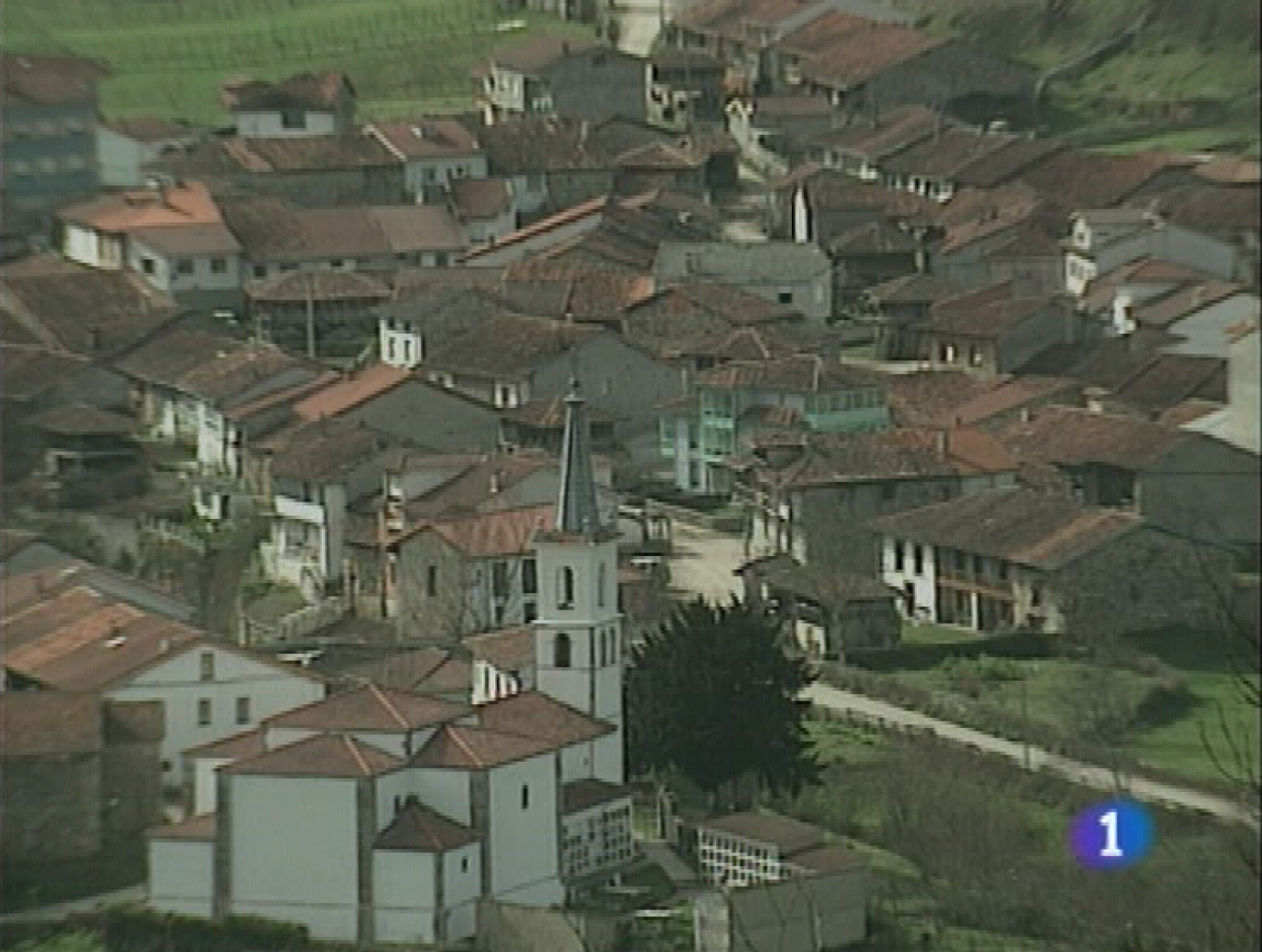 La 'Comunidad Vecinal de Sobrescobio' ha sido galardonada con el Premio al Pueblo Ejemplar de  Asturias 2009. El jurado que ha hecho público el fallo a las dos de la tarde ha destacado "su empeño y sus logros en conciliar el  desarrollo rural con la conservación del patrimonio cultural y  natural del entorno, sus iniciativas para mejorar las condiciones de  vida y su arraigado sentimiento de orgullo de identidad, todo ello en  el contexto de un poderosomovimiento asociativo". Avilés es sede de dos encuentros que contraponen iniciativas a la crisis económica y social: el Sexto Foro Solidario, que reune a representantes de veinticinco oenegés; y el Foro Mundial de la Diplomacia Cultural, organizado por el Centro Cultural Oscar Niemeyer, somete "La cultura y la Paz a debate". 