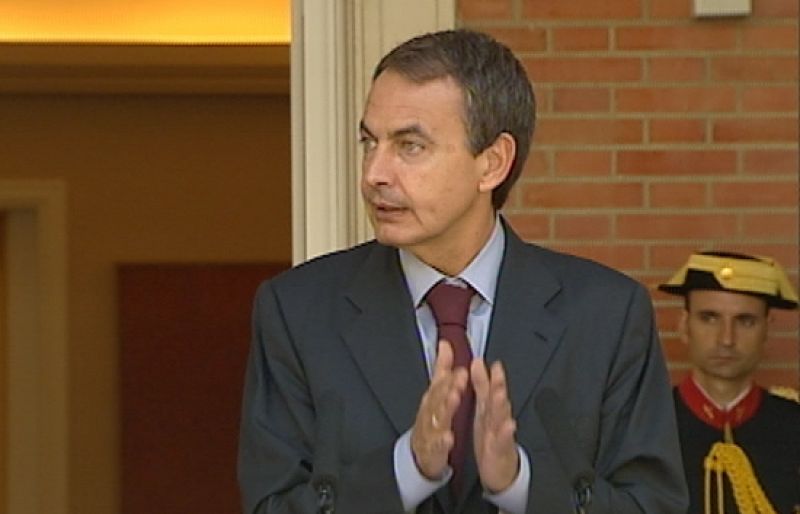 Zapatero se muestra prudente ante la crisis