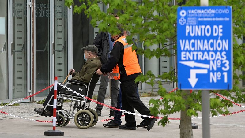 Las autoridades piden no acudir a los centros de vacunación sin cita médica - Telediario 1 | Ver