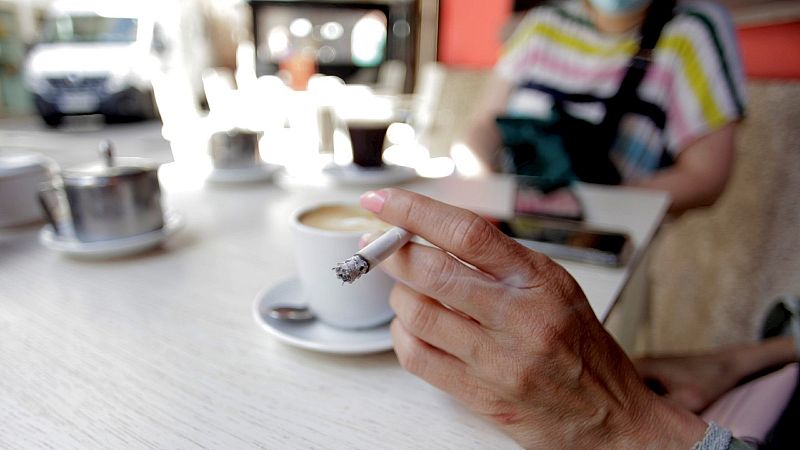 Siete comunidades autónomas ya prohíben fumar en terrazas para evitar contagios