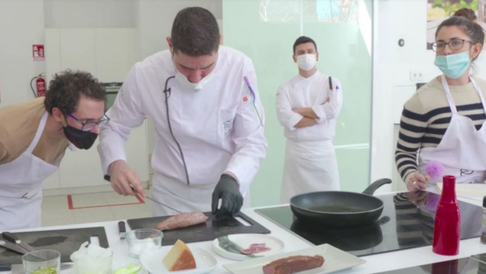 Los aspirantes reciben una clase de emplatados y despiece