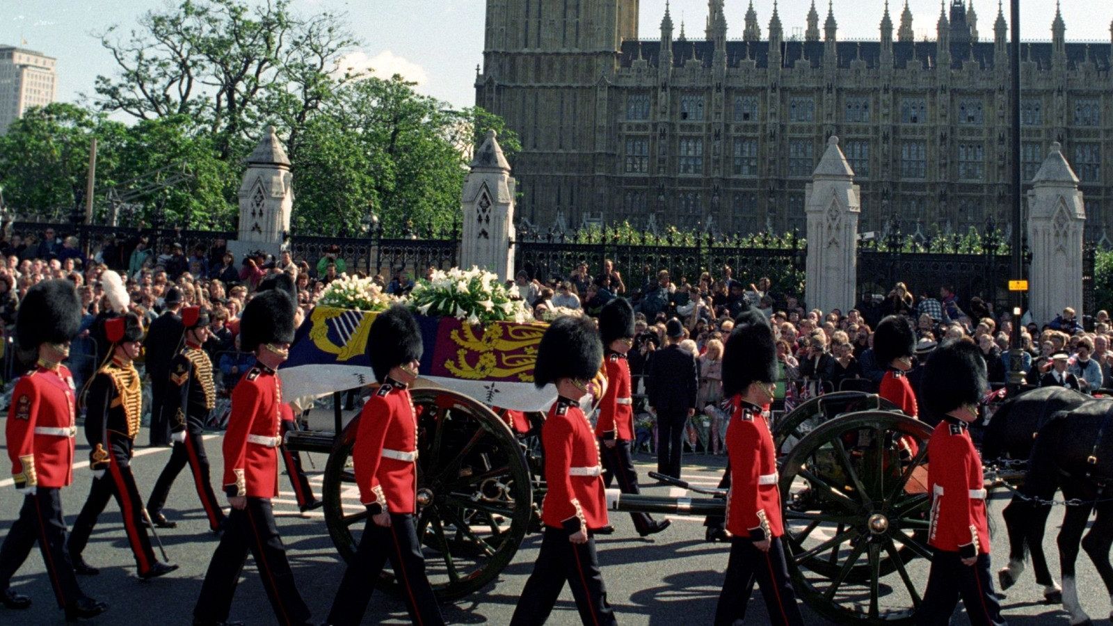 Los funerales multitudinarios de Diana de Gales y la Reina Madre en la Casa Real Británica | Ver