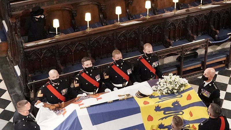 La familia real británica despide al duque de Edimburgo en una ceremona íntima