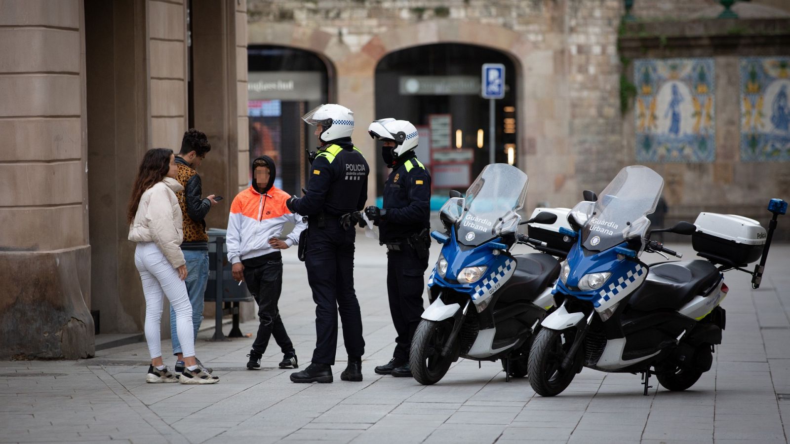 Un equipo de TVE acompaña a una patrulla de la Guardia Urbana por Barcelona para controlar las restricciones