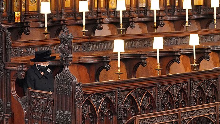 Telediario 1 - La soledad de Isabel II para dar su último adiós a su esposo, el duque de Edimburgo