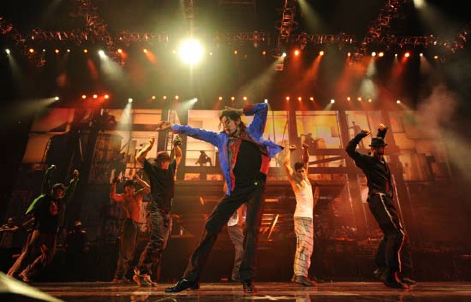 Tráiler de la película de Michael Jackson "This is it", basada en los ensayos que realizó el cantante antes de morir en Staples Center de Los Angeles y The Forum en Inglewood. Llegará al cine el próximo 28 de octubre.