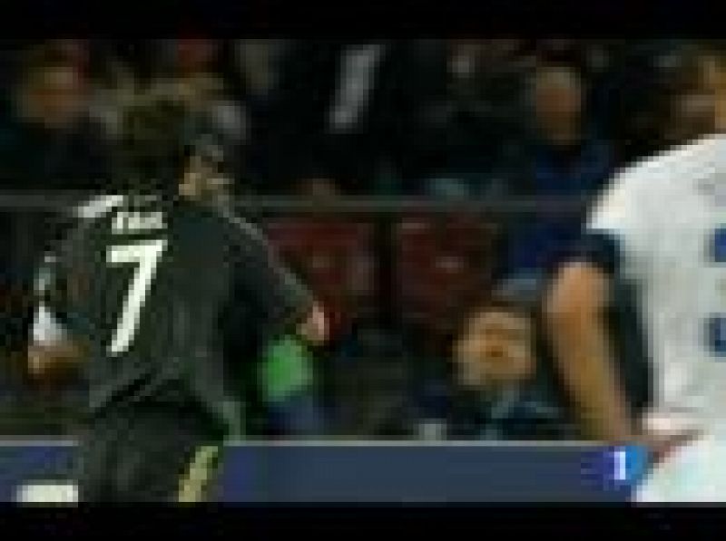Ronaldo le pone el balón de cabeza a Higuaín dentro del área y éste remata a porteria con poco acierto pero el capitán del Real Madrid intercepta el balón y marca el segundo para el equipo blanco.