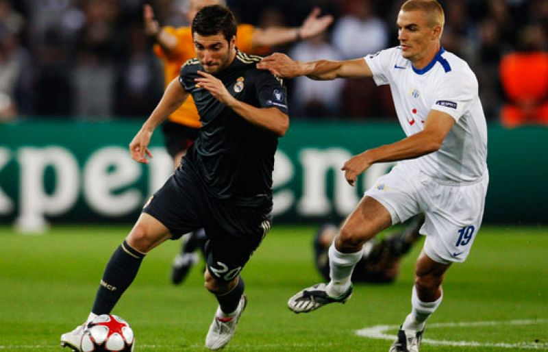 Higuaín supera a su marcador por velocidad y se planta en el área delante del portero. Marca el tercero con un tiro raso y cruzado.