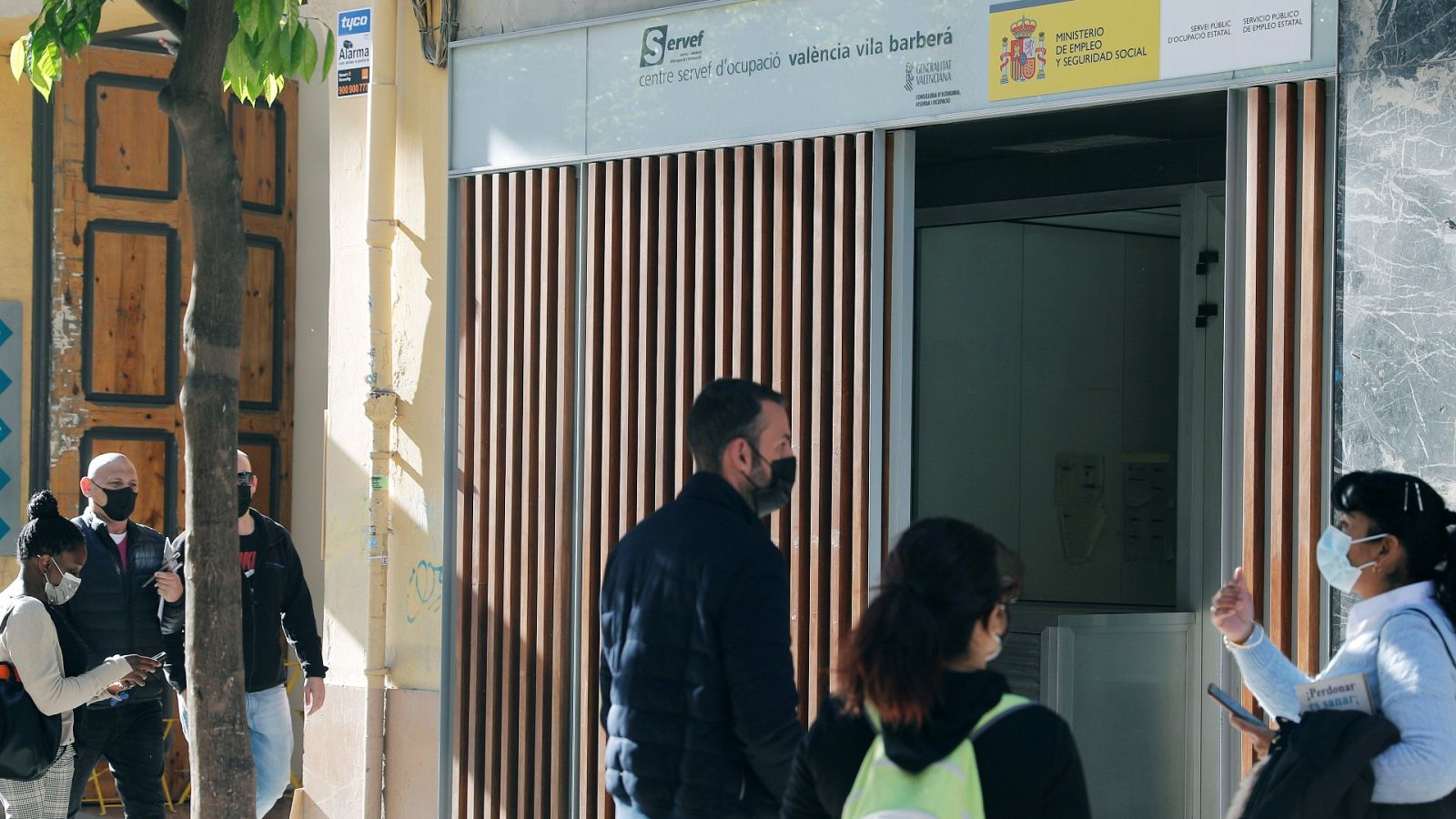 Los ERE marcan el rumbo de la banca y de las empresas en 2021 | Ver