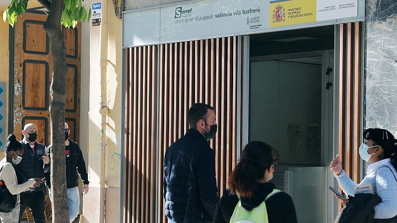 Los ERE marcan el rumbo de la banca y de las empresas en 2021 | Ver