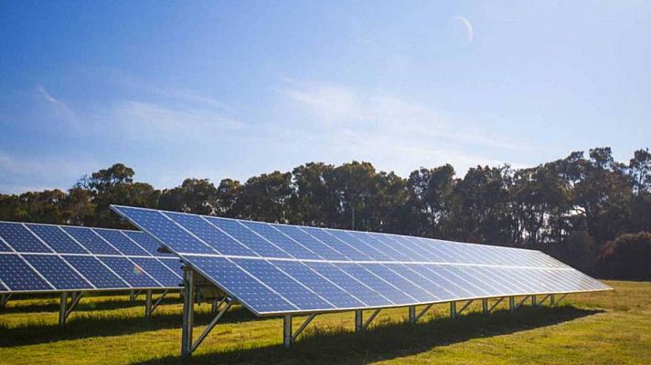 La expansión de los huertos solares en el campo divide a los agricultores