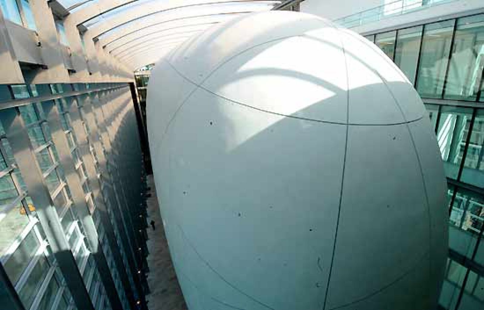 El Darwin Center abre sus puertas en Londres, un gigantesco edificio de ocho plantas con forma de huevo que guarda hasta 20 millones de especies vivas diferentes. Situado en el Museo de Historia Natural, ofrece un viaje por la historia de la evolución en el que se puede ver de cerca el trabajo de los científicos (15/09/09).