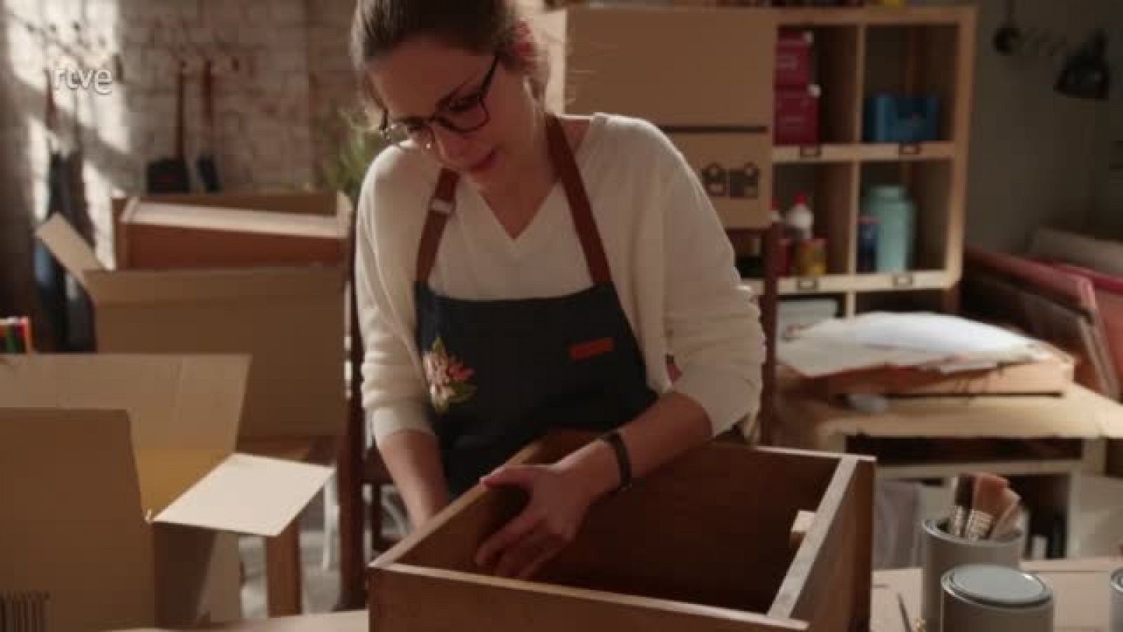 Dos Vidas: Julia destroza los muebles del taller