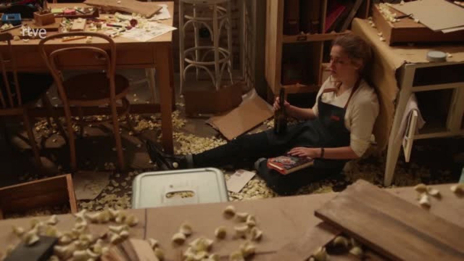 Dos Vidas: Julia destroza los muebles del taller