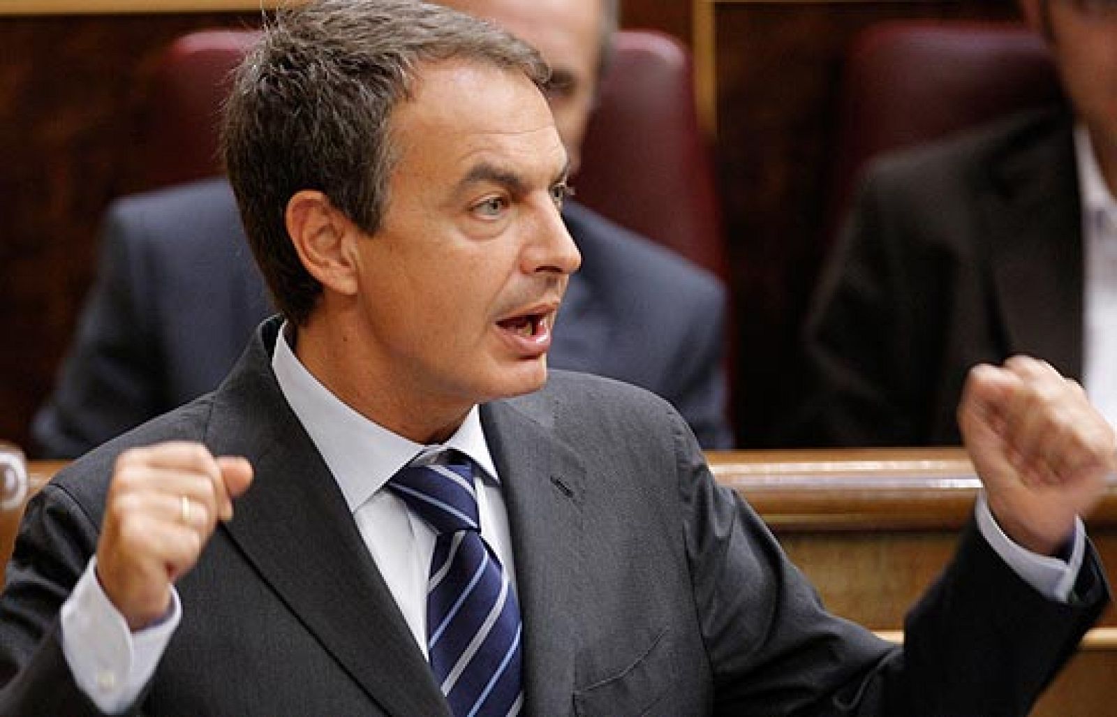 Zapatero y Rajoy se enzarzan por la anunciada subida de impuesros en el Congreso.  