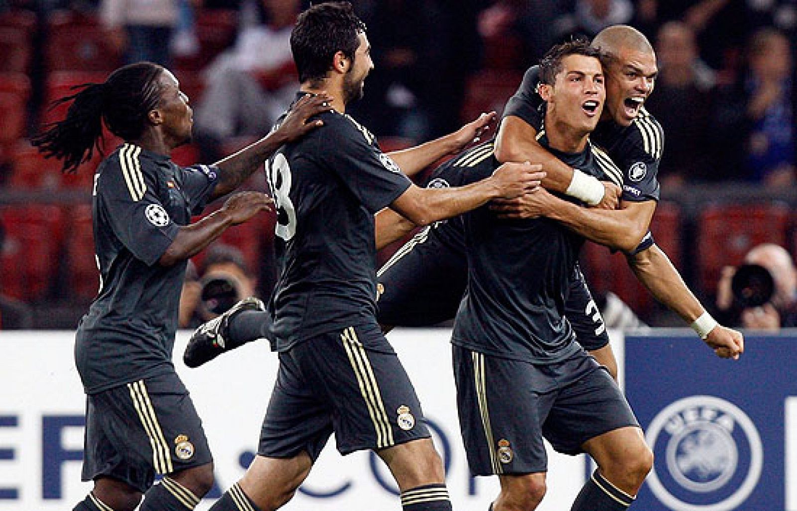 El Madrid ganó 2-5 en su debut en Liga de Campeones ante el Zúrich. El gran protagonista de la noche fue Cristiano Ronaldo, que anotó dos tantos de falta. Raúl, Higuaín y Guti completaron la goleada.