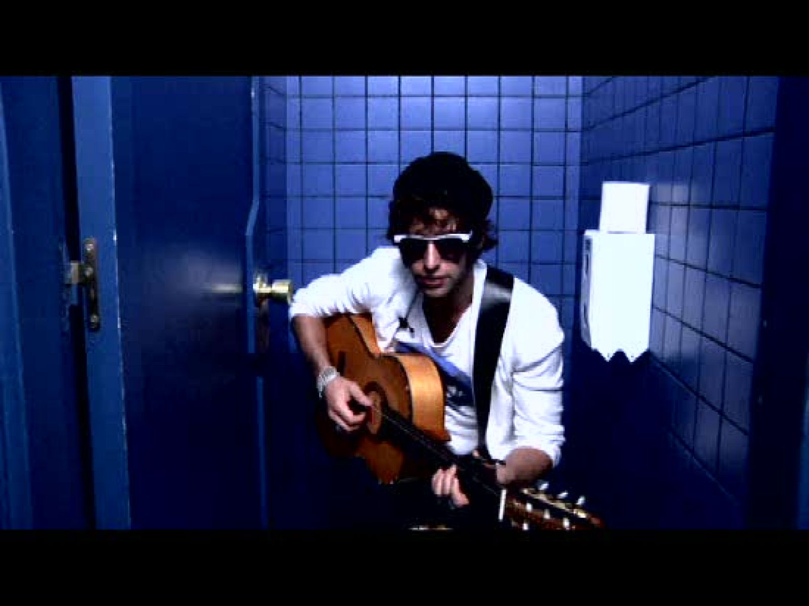 Fuera De Lugar: Adanowsky 'Estoy Mal' - Fuera de lugar - Acústicos | Ver